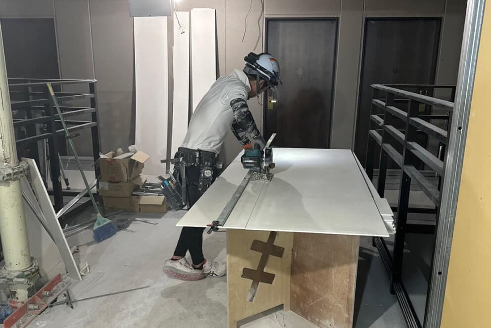 GL工事　gypsum（石こう）Lining（裏打ち）の作業風景